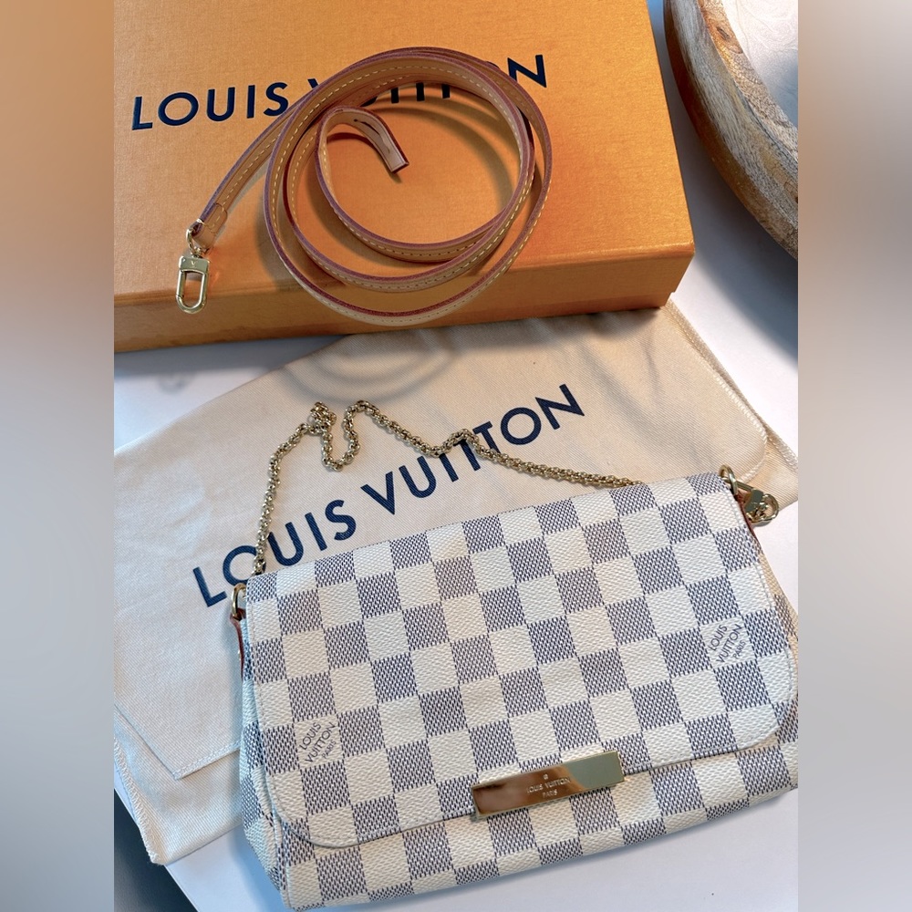 LOUIS VUITTON
Damier Azur Favorite PM
